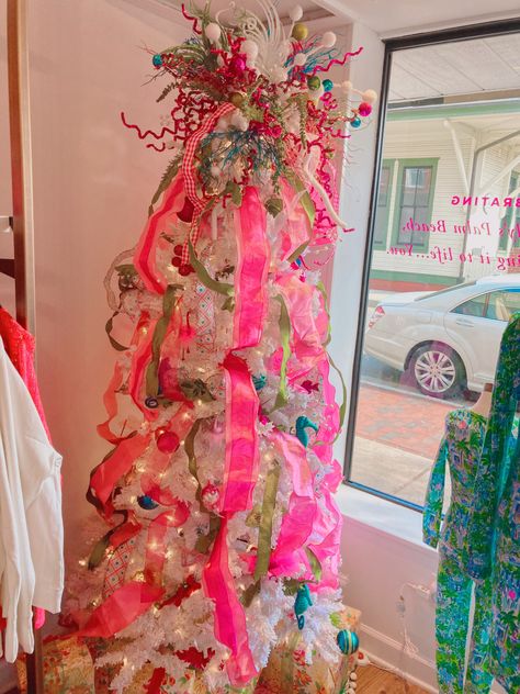 Christmas Tree Ideas Preppy, Preppy Christmas Tree Ideas, Lilly Pulitzer Christmas Tree, Preppy Christmas Tree, Aesthetic Pink Christmas, Tree Lily, Tree Themes, Preppy Christmas, Pink Christmas Decorations