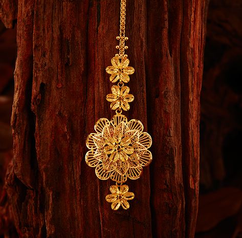 Tikli Jewelry Gold, Gold Mantika, Gold Mang Tika Design, Mangtika Jewellery Gold, Gold Maang Tikka Designs, Gold Mangtika, Khazana Jewellery, Indian Bridal Necklace, Tanishq Jewellery