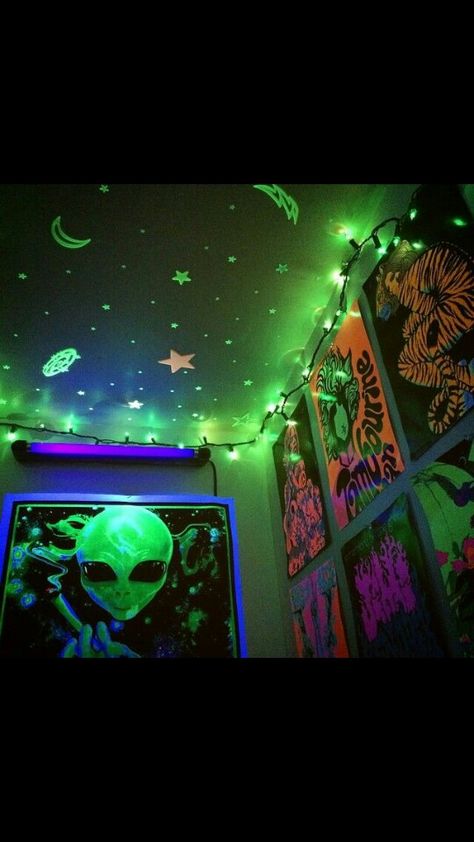 Alien Bedroom Aesthetic, Room Ideas Aesthetic Trippy, Vibey Room Aesthetic, Vibey Room, Space Themed Bedroom, Space Themed Room, Room Ideas Aesthetic, Grunge Room, Bedroom Themes