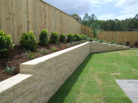 Retaining Wall Ideas Hillside Backyard, Small Garden Wall Ideas, Retaining Wall Ideas Hillside, Cheap Retaining Wall, Pool Retaining Wall, Retaining Wall Fence, Retaining Wall Ideas, Landscaping Blocks, Backyard Retaining Walls