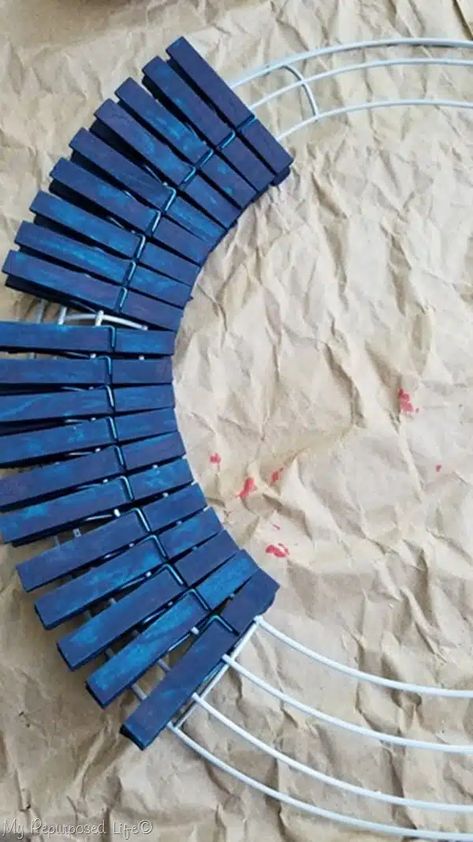 How to make a patriotic clothespin wreath using items from the dollar store. Easy way to paint wooden clothespins to make your own wreath, step by step. #MyRepurposedLife #dollarstorecrafts #4thofJuly #patrioticdecor 4th Of July Clothes Pin Wreath Diy, Clothes Pin Wreath Diy, Clothespin Wreath Diy, Wire Wreath Diy, America Crafts, Clothespins Crafts, Seashell Wreaths, Patriotic Wreath Diy, Painted Clothespins