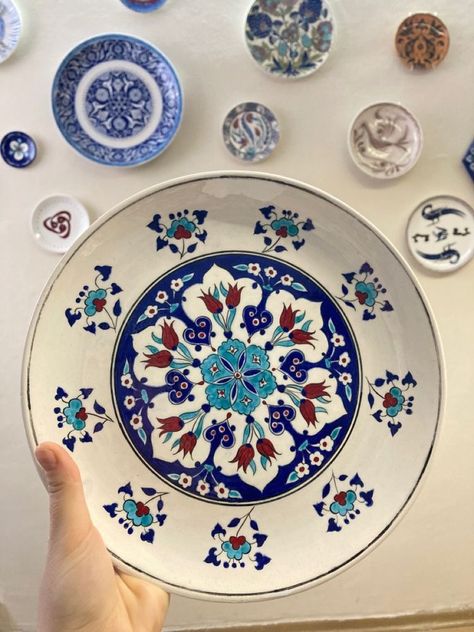 Turkish Ceramic Plates, Turkish Crockery, Turkish Plates, Hand Art Kids, Turkish Pottery, Ottoman Art, Pottery Patterns, Turkish Tile, Turkish Tiles