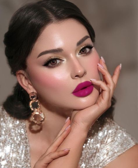 Makeup With Skin Dress, Lipstick With Peach Dress, Makeup With Pink Outfit, Pink Glam Makeup Looks, Makeup Glam Tutorial, Glamorous Makeup Looks, Pakistani Makeup Looks, Y2k Makeup Looks, Indian Makeup Looks