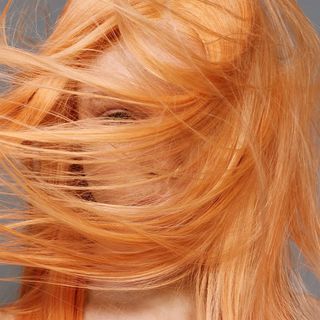 Orange Creamsicle Hair, Soft Peach Hair, Peach Fuzz Hair Color, Tangerine Hair Color, Peach Fuzz Makeup, Orange Hair Dye Ideas, Peach Fuzz Nails, Peach Fuzz Color, Best Hair Color For Green Eyes