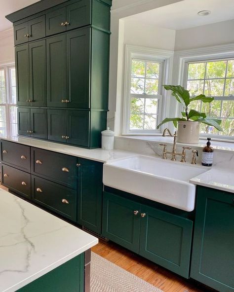 Kingston Brass on Instagram: "Hunter green continues to dominate in the kitchen highlighted with antique brass finishes. Photo credit: @erinmalatesta #kingstonbrass #kitchen #huntergreenkitchencabinets #kitchencolors #kitcheninspo #countrykitchen #englishcountrykitchen #kitcheninspo" Hunter Green Cabinets, Hunter Green Kitchen, Green Kitchen Cabinets, Green Cabinets, Kitchen Design Decor, Kingston Brass, Green Kitchen, Farmhouse Kitchen Decor, Kitchen Colors