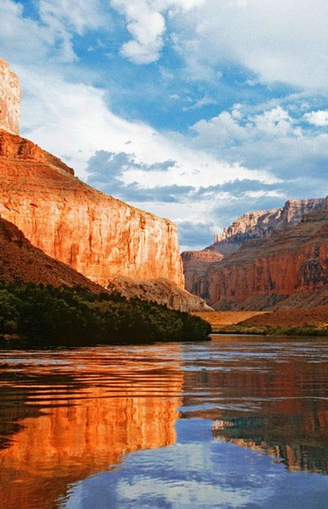 Canyon Lake is one of four reservoirs that were formed by the damming of the Salt River in the U.S. state of Arizona.The lake was formed by the Mormon Flat Dam, which was completed in 1925 after two years of construction. Canyon Lake Canyon Lake Arizona, Oled Wallpaper, Wallpaper Iphone 7 Plus, Wallpaper Rose Gold, Wallpaper Iphone 12, Wallpaper Rose, Arizona Landscape, Canyon Lake, Southwest Desert