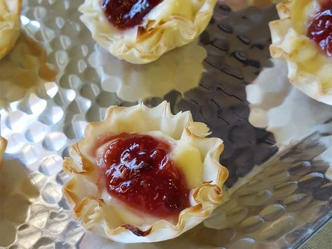 These brie phyllo cups are topped with raspberry preserves, then baked in the oven for a quick, easy, and sophisticated bite-sized, cheesy appetizer. Brie Phyllo Cups, Brie Cups, Pear Tartlets, Blue Cheese And Pear, Brie Phyllo, Phyllo Appetizers, Raspberry Brie, Phyllo Bites, Appetizer Christmas