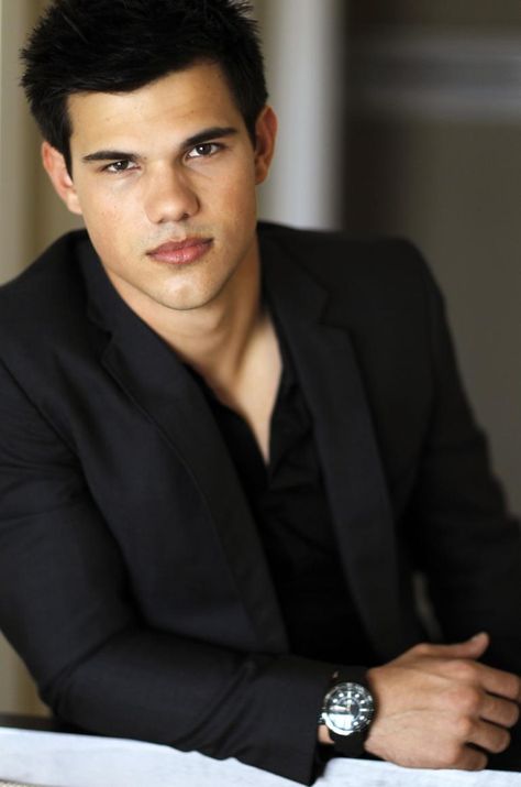 Taylor Lautner     STOP!!!!!!!!!Like this !! if you like t this than  follow  me on pinterest :D Taylor Jacobs, Jacob Black Twilight, Twilight Jacob, Male Headshots, Team Jacob, Headshot Poses, Taylor Lautner, Men Faces, Pentatonix