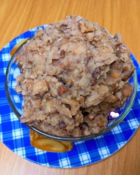 Nigerian honey beans cooked with honey is the most delicious you would every taste. Nigerian Black Eyed Peas Recipe, Nigeria Beans Recipe, Fava Bean Recipe, Nigerian Beans, Ewa Agoyin, Gari And Beans Ghana, How To Make Beans, Cooking With Honey, Nigerian Recipes