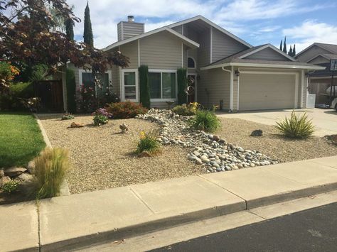 Rock River Bed Landscape Design, Minimalist Yard, Drought Tolerant Landscape Front Yard, Desert Landscape Front Yard, Desert Landscaping Backyard, Dry River Bed, Dry Landscape, Xeriscape Front Yard, Front Yard Ideas