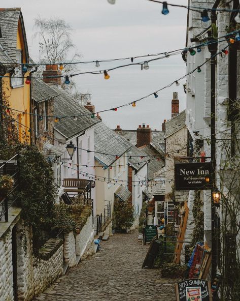 The beautiful fishing village of Clovelly. Have you ever visited its cobbled streets? #Regram @dpc_photography_ #Clovelly #WeekendAway #SeasideTown Scottish Holidays, Country Living Uk, Devon And Cornwall, Quaint Village, Seaside Towns, Village Life, Vintage Cottage, Fishing Villages, English Countryside