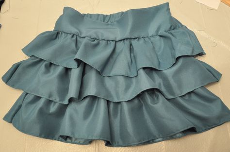 How to make a Ruffle Skirt (sew-along tutorial) Tiered Ruffle Skirt Pattern, Tiered Skirt Pattern, Ruffle Skirt Tutorial, How To Make A Ruffle, Ruffle Skirt Pattern, Sewing Ruffles, Skirt Pattern Easy, Circle Skirt Tutorial, 1980’s Fashion