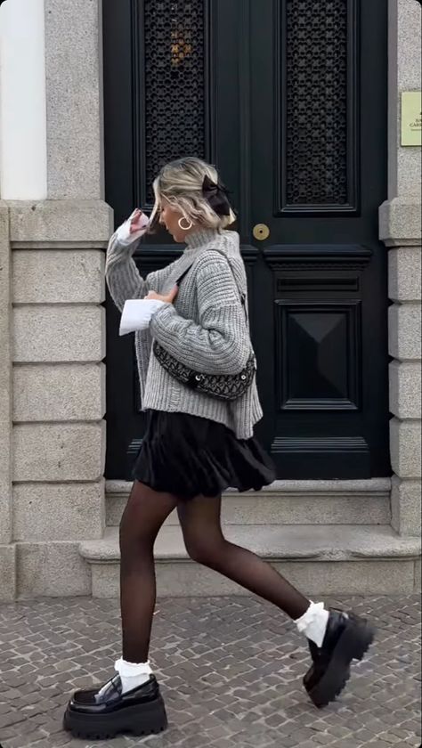 Стиль Loafers Outfit Leggings, Above Knee Boots Outfit, Loafers And Socks Outfits, Loafers Style Outfit, Loafers Winter Outfit, Casual Mini Skirt Outfit, Outfits Aesthetic Winter, Aesthetic Winter Outfit, November Outfits