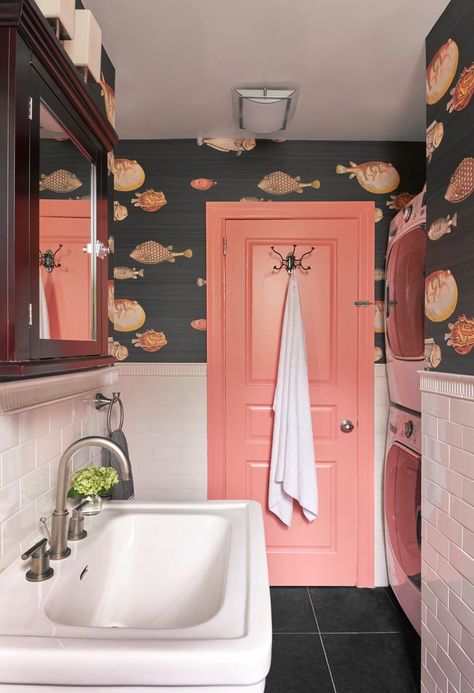 Design Interior Baie, Powder Room Wallpaper, Colorful Interior Design, Brooklyn Apartment, Apartment Goals, Bad Inspiration, Decor Baie, Interior Design Magazine, Pink Bathroom