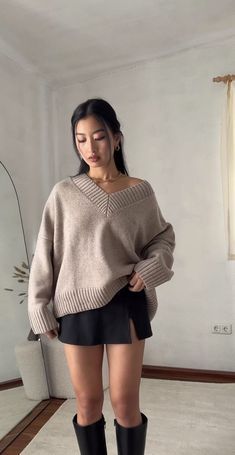 Gray Denim Skirt Outfit, Topgolf Date Night Outfit, Fall Girly Outfits, Uni Outfits Aesthetic, Light Sweater Outfit, Uni Outfits, Looks Street Style, Mode Inspo, Autumn Outfit