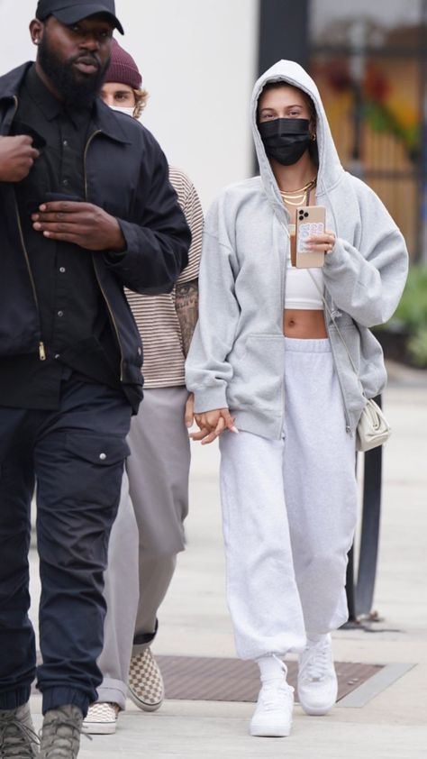 Hailey Bieber Sweats, Hailey Bieber And Justin Bieber, Hailey Bieber And Justin, Justin And Hailey Bieber, Outfit Ideas Streetwear, Hailey Baldwin Street Style, Justin And Hailey, Hailey Bieber Outfits, Vintage Street Fashion