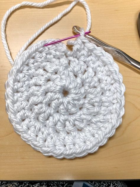 How to Crochet Round Circles for Beginners Round Crochet Blanket Pattern Circles, Diy Crochet Flowers Tutorial, Crochet Runner, Magic Circle Crochet, Crochet Circle Pattern, Circle Crochet, Beginning Crochet, Crochet Pouf, Crochet Circle