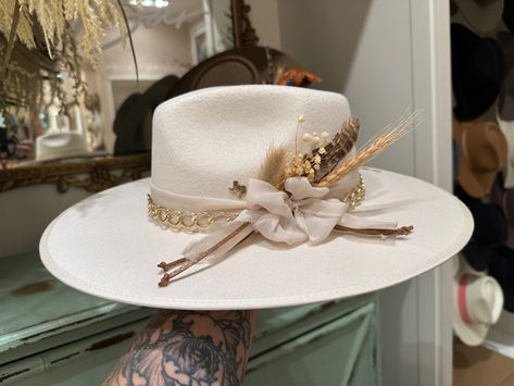 Flea Style Hats, Flea Style Hat Bar, Hat Bar Ideas, Womens Western Hats, Cowboy Hat Design, Hat Burning, Custom Cowboy Hats, Cowboy Hat Bands, Hat Bar