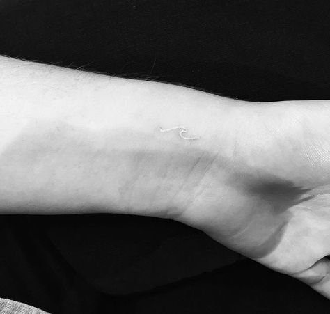 Minimal white ink wave tattoo on wrist. This is now the wave tattoo I want to get! White Wave Tattoo, Wave Tattoos For Women, Mini Wave Tattoo, Wave Tattoo Wrist, Tattoo Wave, Wave Tattoos, Jonboy Tattoo, Small Wave Tattoo, Meaningful Wrist Tattoos