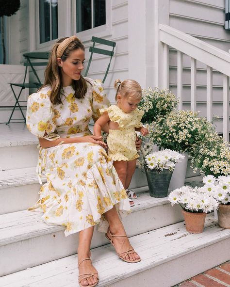 Julia Berolzheimer on Instagram: “I’m crazy about my little c daisy 🌼���🌼🌼” Julia Berolzheimer Outfits, Classic Style Women Timeless, Yellow Headband, Southern Outfits, Julia Berolzheimer, Classic Style Outfits, Romantic Outfit, Classic Style Women, Business Intelligence