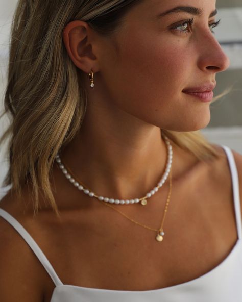 The prettiest of details 🐚 Classy Earrings, Gold Drop Earrings, Jewelry Inspo, Jewelry Trends, Quality Jewelry, Good Quality, Diamond Earrings, Cubic Zirconia, Gold Plate