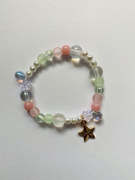 Sell Bracelets, Gemstone Chips Bracelet, Cute Beads, Bracelet Inspo, Pretty Jewelry Necklaces, Cute Bracelet, Bead Charms Diy, Beads Bracelet Design, Funky Jewelry