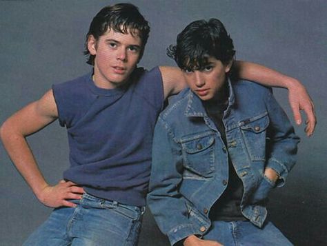 Johnny and Ponyboy The Outsiders Ponyboy, The Outsiders Imagines, The Outsiders Cast, Outsiders Movie, The Outsiders Greasers, The Outsiders 1983, 80s Fashion Trends, 80s Men, Ralph Macchio