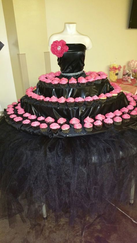 Creative display for girl party Fashion Theme Party Decorations, Fashion Design Birthday Party Ideas, Fashion Show Centerpiece Ideas, Mannequin Cupcake Stand, 40th Birthday Brunch, Burlesque Cake Ideas, Dessert Tables Ideas, Brunch Dessert, Diva Party