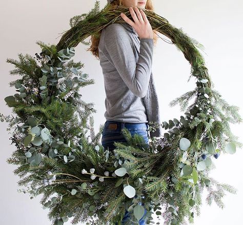 Julkransar Diy, Natal Natural, Foliage Wreath, Contemporary Christmas, Deco Floral, Noel Christmas, Holiday Inspiration, Winter Wreath, Christmas 2019