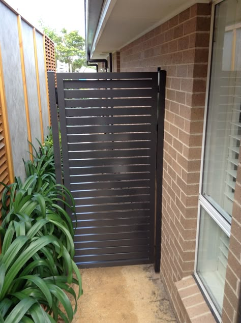 Pool safe Aluminium Slatted Gate by Natural Fencing Sydney Slatted Gate, Side Gate Ideas, Natural Fencing, Side Gate, Home Fencing, Easy Fence, Small Fence, Fence Doors, Side Gates