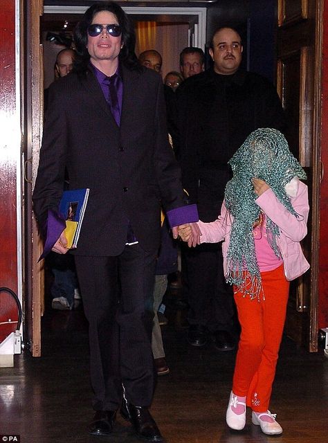 Michael Jackson with his 7-year-old daughter Paris in 2005, London. Michael Jackson Tattoo, Michael Jackson Daughter Paris, Mj Kids, Michael Jackson Daughter, Michael Jackson Images, Michael Jackson Quotes, Michael Jackson Rare, Michael Jackson Smile, Michael Jackson Pics