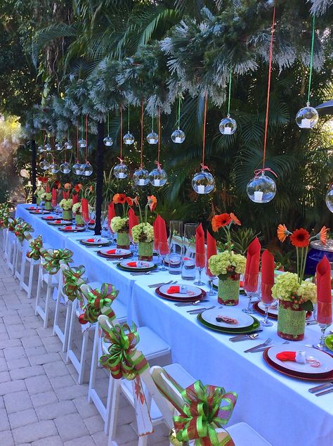 Company Holiday Party Table Decor, Christmas Banquet Decor Ideas, Outdoor Christmas Dinner Table, Christmas Outdoor Table Settings, Outdoor Christmas Party Decor, Outdoor Christmas Dinner Party, Red And Green Christmas Table Decor, Christmas Lunch Decor, Christmas In July Party Ideas Decorations