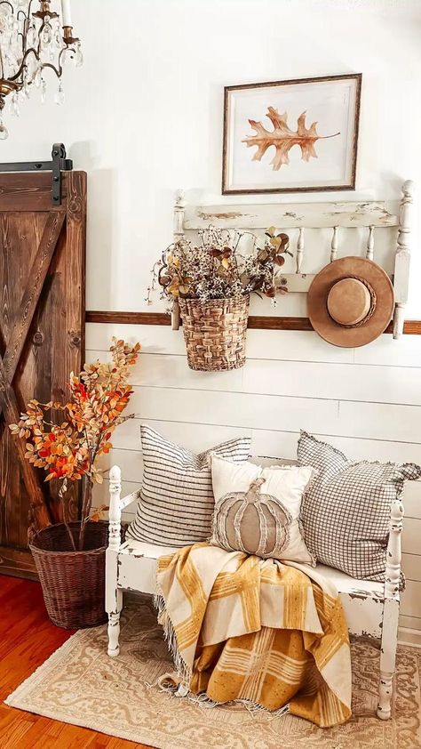 Cottage Fall Decor, Itty Bitty Farmhouse, Diy Fall Home Decor, Fall Home Decor Ideas, Vintage Fall Decor, Farmhouse Decor Kitchen, Farmhouse Entryway, Fall Decor Inspiration, Rustic Fall Decor