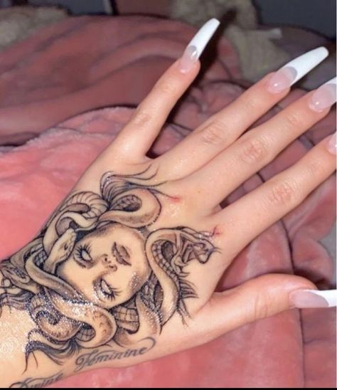 Complicated Tattoos, Herren Hand Tattoos, Cute Foot Tattoos, Medusa Tattoo Design, Soul Tattoo, Hand And Finger Tattoos, Dragon Tattoo For Women, Red Ink Tattoos, Medusa Tattoo