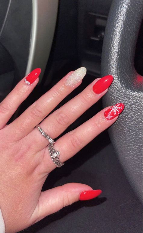 Christmas Nails Red With Snowflake, Christmas Nails Red Snowflake, Red And White Snowflake Nails, Red Nails Snowflake, Red Nails With Snowflake Design, Red Nails With Snowflake, Red Snowflake Nails, Christmas Nail Ideas Holiday, Nail Ideas Holiday