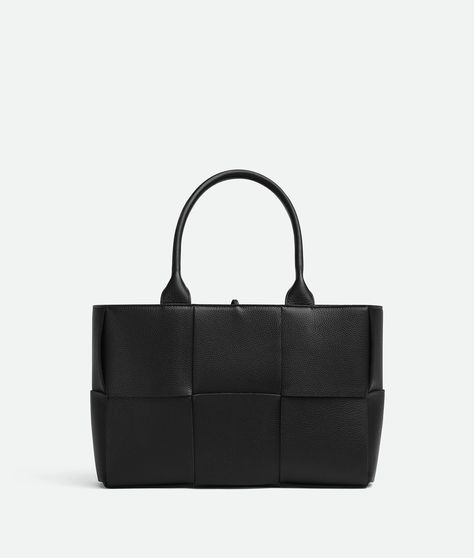 Bottega Veneta® Small Arco Tote Bag in Black. Shop online now. Bottega Veneta Arco, Mini Jodie, Bottega Veneta Bag, Eyewear Womens, Looks Chic, Wallet Accessories, Black Hardware, Black Tote Bag, Leather Tote Bag