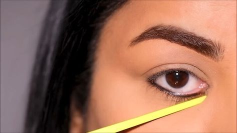 How To Prevent Eyeliner From Smudging, How To Stop Eyeliner From Smudging, Black Eye Pencil, Smudged Eyeliner, Eyeliner Hacks, Kohl Eyeliner, Simple Eyeliner, Eye Liner Tricks, Black Eyeshadow