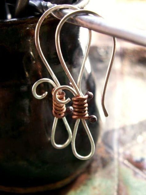 Ear wire hooks offer one way to include an additional decorative element to your earring design. Handmade ear wires allow you to create unique designs that enhance the style of your piece. With just some wire and a few jewelry making tools, you can start today making your own amazing ear wire hooks. Bijoux Fil Aluminium, Wire Work Jewelry, Jewelry Making Tools, Jewelry Techniques, Work Jewelry, Wire Wrapped Earrings, Jewelry Making Tutorials, Wire Work, Bijoux Diy