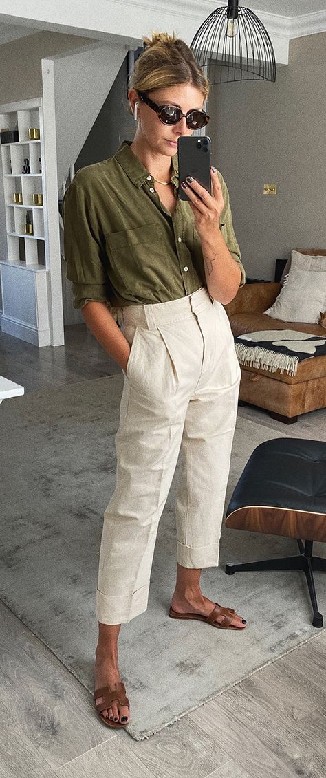 Easy and chic outfit for Summer. Khaki shirt, beige high waist cropped trousers, tan sandals Cropped Trousers Outfit, Beige Trousers Outfit, Linen Shirt Outfit Women, Neutral Summer Outfits, Cream Linen Pants, Linen Shirt Outfit, Emma Hill, Beige Hose, Quick Fashion