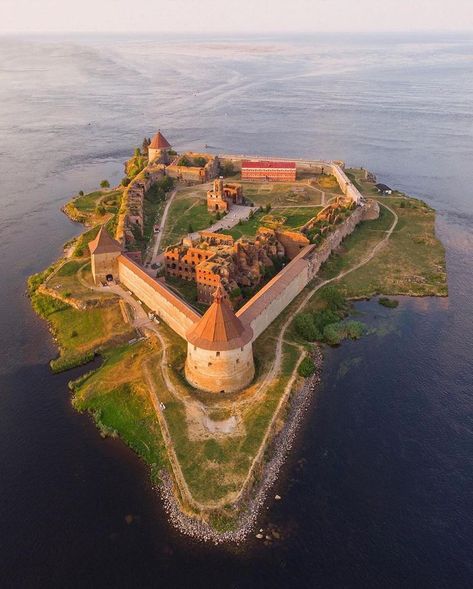 Island Fortress, Fallout 4 Settlement Ideas, Architecture Mapping, European Castles, Poland Travel, Chateau France, Unique Buildings, Beautiful Castles, A Castle