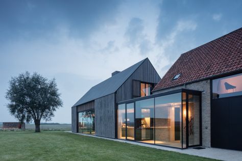 Brick Siding, Modern Barn House, Modern Extension, Rural Retreats, Barn Conversion, Modern Barn, Brick Building, House Extensions, Roof Design