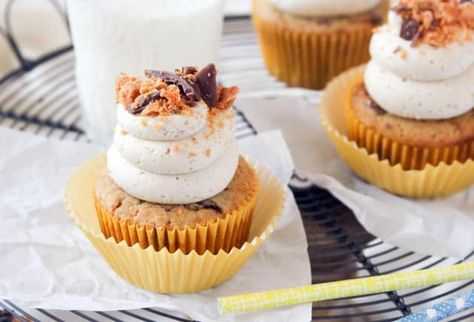 Butterfinger Cupcakes make a party complete. Peanut butter, chocolate and candy! Butterfinger Recipes, Butterfinger Cupcakes, Gourmet Cupcakes, Peanut Butter Cake, Peanut Butter Frosting, Cupcakes Recipe, Cupcake Decorating, Yummy Cupcakes, Fall Baking