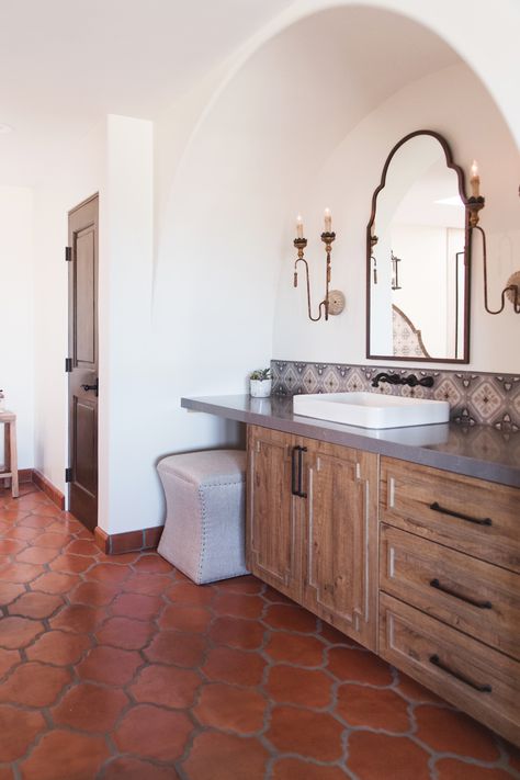 Southwestern Bathroom, Spanish Style Bathrooms, Spanish Bathroom, Modern Master Bath, Spanish Revival Home, Spanish Home Decor, Spanish Modern, Spanish Decor, Solana Beach