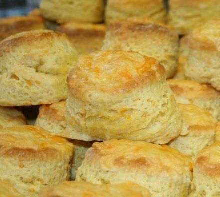 Cheddar & Rosemary Scones. Just make the scone topping from this beef cobbler recipe. Glaze top with egg wash and a bit more cheese. Bake for 15 minutes. Cheese Scone Recipes, Baking Scones, Scones Easy, Cheese Scones, Scones Recipe, Bbc Good Food, Easy Cheese, Mary Berry, Savoury Baking