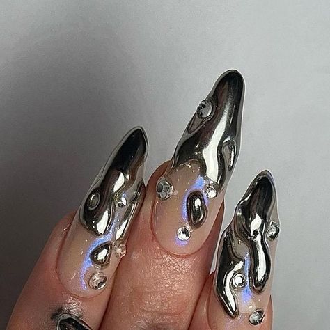 Futuristic Nails Art, Melting Chrome Nails, Drake Acrylic Nails, Neotribal Nails, Beyonce Nails Inspiration, Beyoncé Nails, Water Droplet Nails, Raindrop Nails, Futuristic Nails