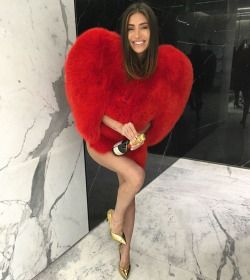 YSL red heart fur coat Young Wild Free, Cute Date Ideas, White Fur, Fur Fashion, Glam Fashion, Fall 2016, Photo Instagram, Lady Gaga, Fur Jacket