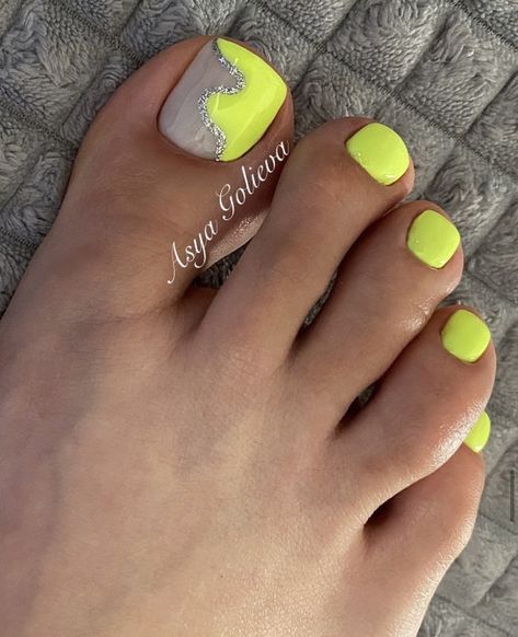 Blue And Yellow Pedicure Ideas, Cute Toenail Designs For Winter, Neon Pedicure Ideas, Neon Toe Nails Summer, Yellow Pedicure Ideas, Neon Pedicure Toenails, Orange Pedicure Ideas, Nail Ideas Acrylic Summer, Vacation Toes