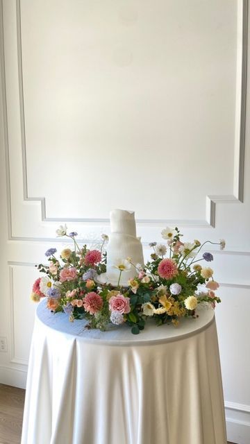 UTAH FLORIST | Flora and Fern | Utah Wedding florist | Florist on Instagram: "Who else is here for this trend? 🙋🏽‍♀️ Cake meadows are one of my favorite floral items to spice up your cake!! We’re predicting that cake meadows are gonna be a huge hit next year and we are so excited!! Cake by the amazing @cakesbykenn 🫶🏼 . . . . . . . . #utahflorist #florist #utahweddingflorist #utahbride #freelanceflorist #flowers #utahbrides #utahfloral #utahvalleybride #weddingbouquet #saltlakebride #floral #weddingflorist #bouquet #weddingideas #weddinginspo #floraldesign #engaged #wedding #parkcity #parkcitywedding #parkcitybride #riverbottomsranch #destinationwedding #destinationflorist #siempreutah #twentyandcreek #fineartsflorist #Jacksonflorist #jacksonholewedding" Wedding Reception Lighting, Floral Meadow, Jackson Hole Wedding, Sweetheart Table Wedding, Wedding Cake Table, Amazing Wedding Cakes, Wedding Cake Decorations, Wedding Cakes With Flowers, Utah Wedding