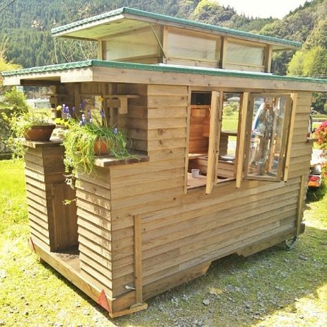 Japanese tiny house Roof Section, Tiny House Japan, Mini Loft, Diy Tiny House, Tiny House Inspiration, Micro House, Tiny House Movement, Tiny House Cabin, Cabins And Cottages