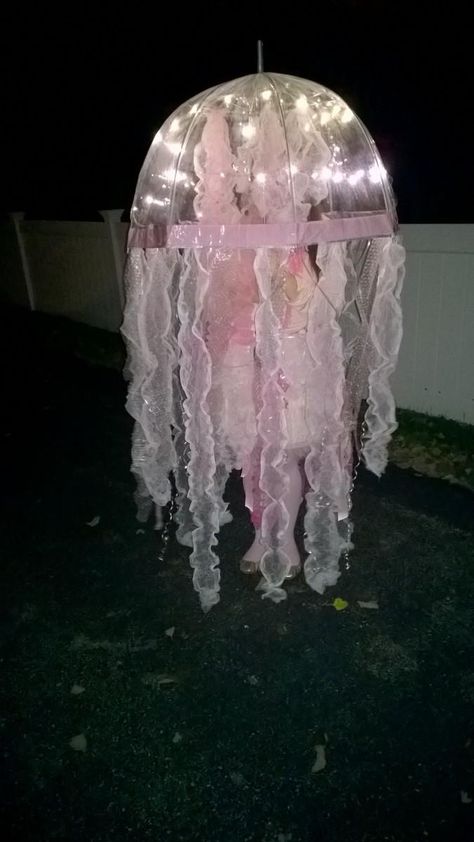 My jellyfish costume  :) Jellyfish Outfit, Jellyfish Halloween Costume, Jellyfish Halloween, Finding Nemo Costume, Spongebob Jellyfish, Nemo Costume, Sea Costume, Diy Jellyfish, Jellyfish Costume